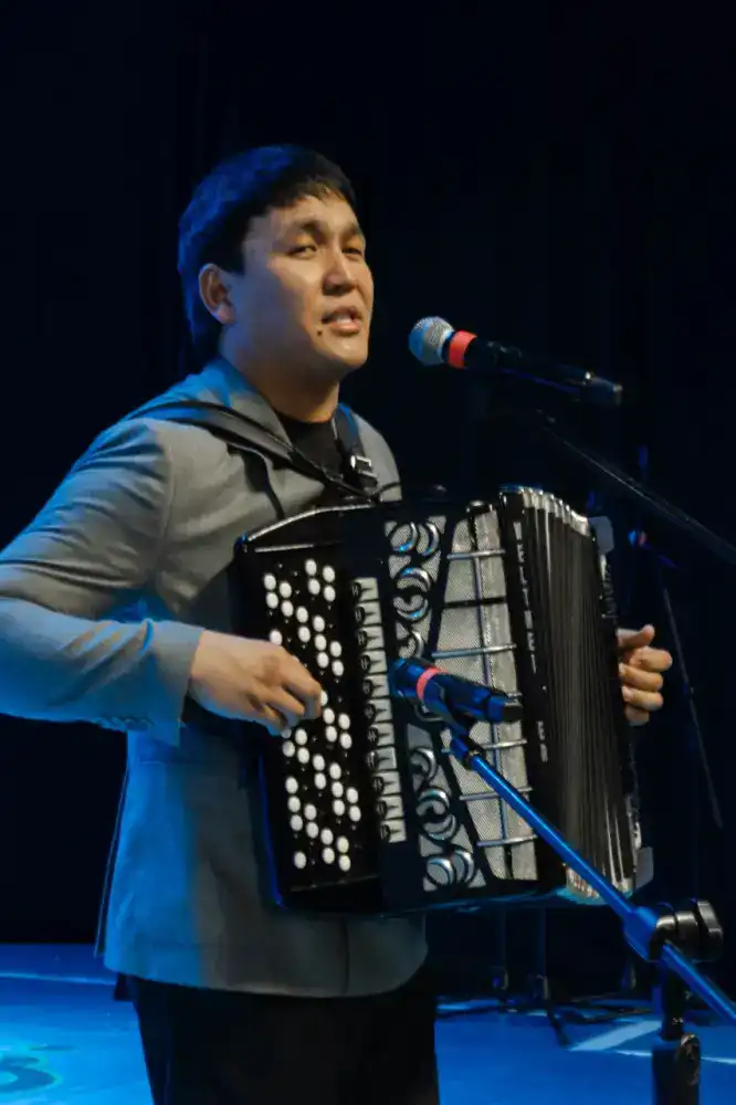 95-летие Мукагали Макатаева: в Жетісу организовали певческий конкурс на стихи поэта и представили биографический моноспектакль (5)