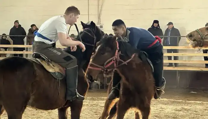В Карагандинской области батыров-всадников объединили мечи и страсть в турнире по аударыспаку {city2}