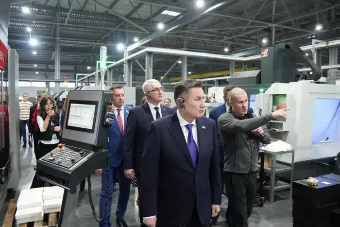 Посещение делегацией ВКО предприятия «Комплекс Агро» в Барнауле: новые возможности для сельхозтехники региона {city2}