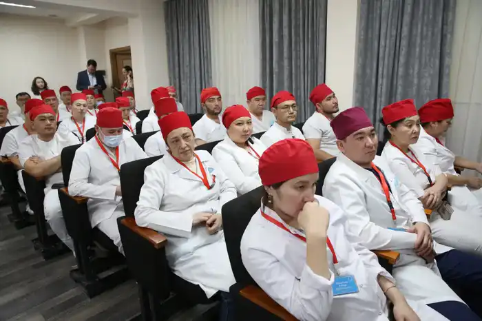 В Алматы состоялась диалоговая площадка с медицинскими работниками по вопросам конституционных изменений (3)