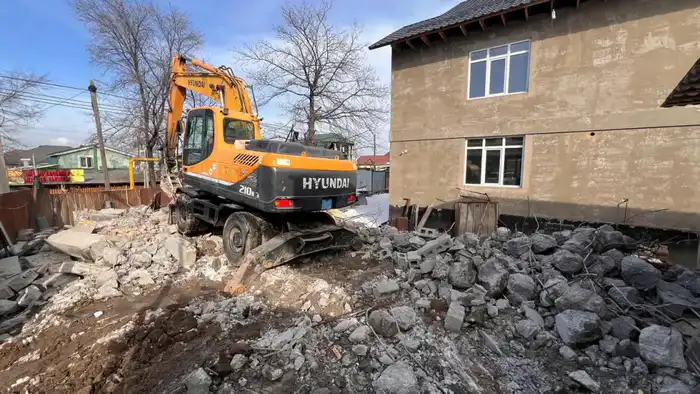 В Алматы снесли хозяйственную постройку (2)