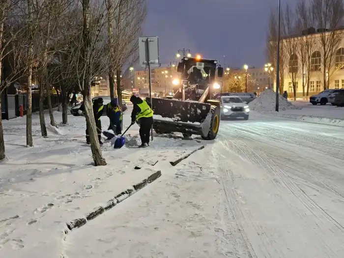 В Астане продолжается уборка снега: задействованы почти 1 300 единиц спецтехники (3)
