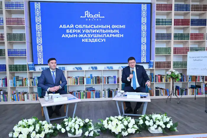 Аким области обсудил будущее литературы в Абай {city2}