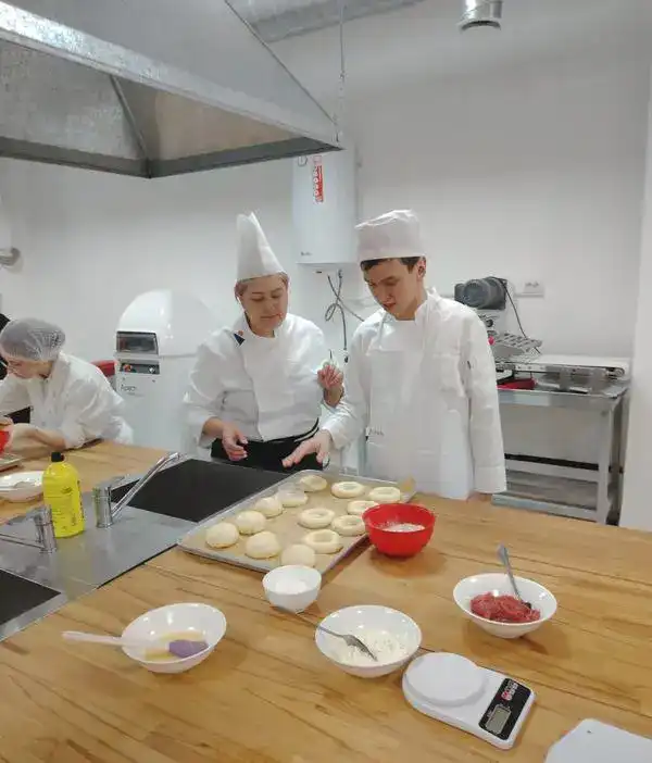 Инклюзия в действии: в Карагандинской области подростки с особыми потребностями осваивают профессию кондитера (7)