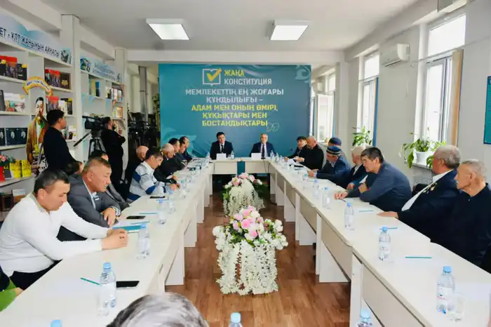Обсуждение новой Конституции в Сарыагаше: ключ к укреплению гражданского единства и правового порядка {city2}
