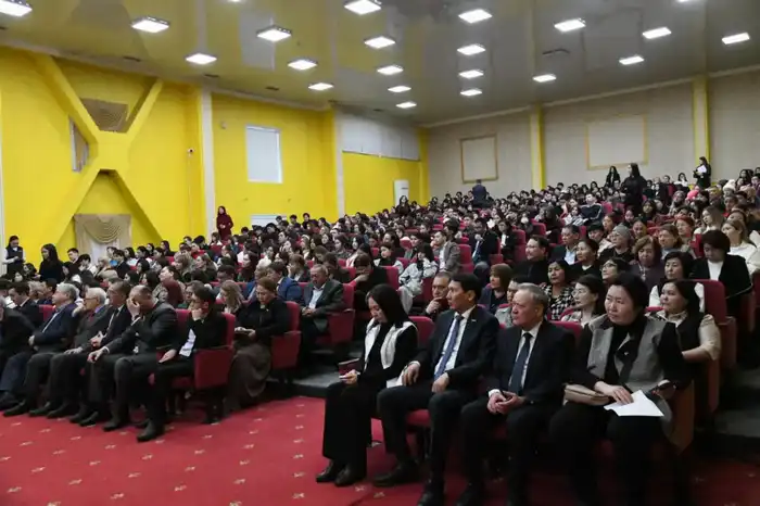 В Астане около 350 преподавателей и общественных активистов обсудили Конституционные реформы (8)