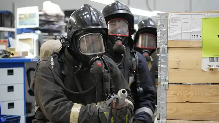 Пожарно-тактические учения спасателей МЧС: повышение безопасности на объектах с массовым пребыванием людей {city2}