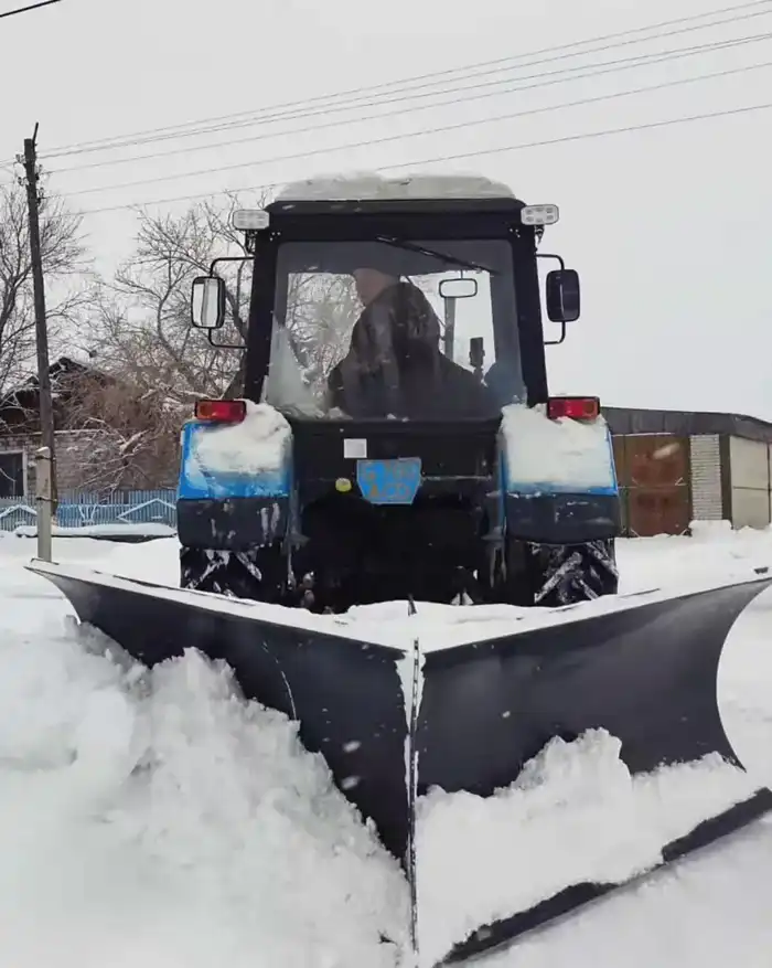 В Абайской области продолжается активная работа по уборке снега для обеспечения безопасности на дорогах {city2}