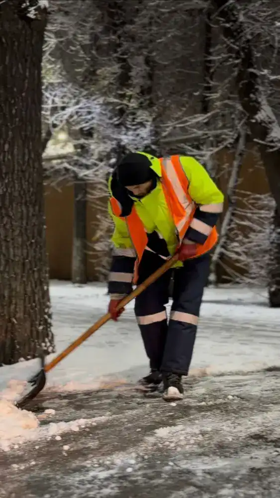 Более 2 тыс. рабочих и 1,3 тыс. единиц спецтехники задействованы в уборке снега в Алматы (3)