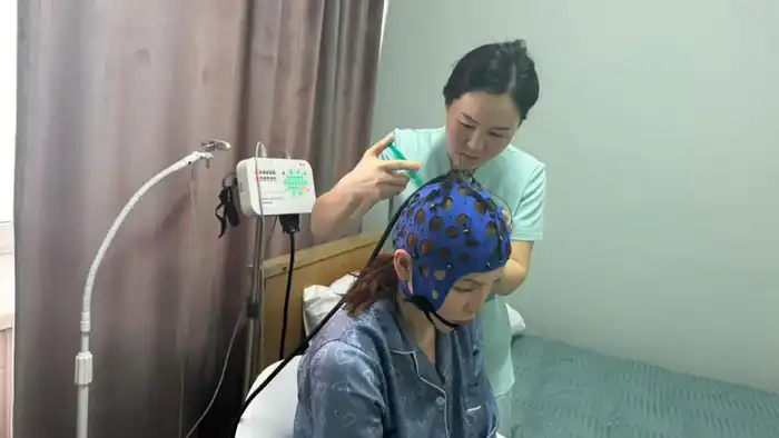 Новый инструмент для «чтения мыслей»: поликлиника запустила кабинет для исследования головного мозга {city2}