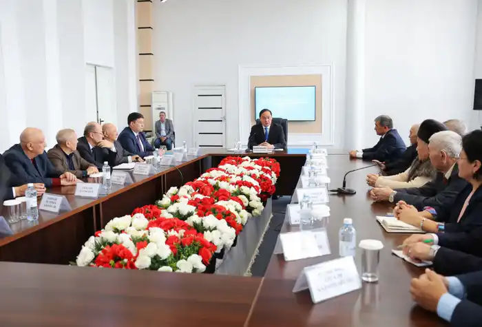 Ербол Карашукеев обсуждает новую Конституцию с творческой интеллигенцией Меркенского района {city2}