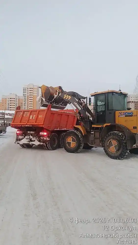 Снежные завалы в Астане: последствия для дорожного движения и безопасности горожан {city2}