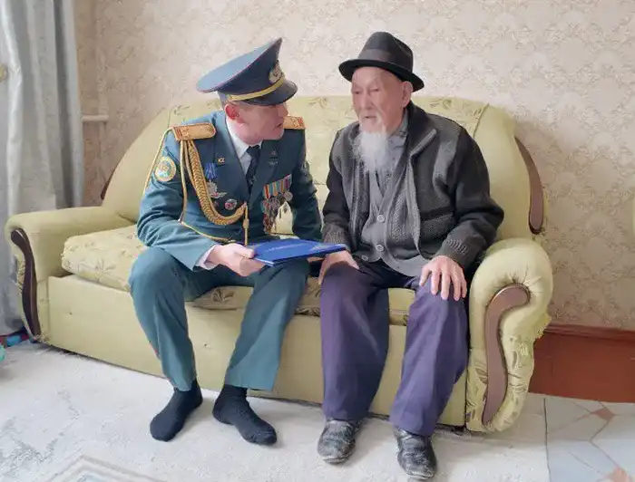 Взаимодействие поколений: военнослужащие Луговского гарнизона поздравили ветерана Шалданбая Шанбаева с 102-летием {city2}