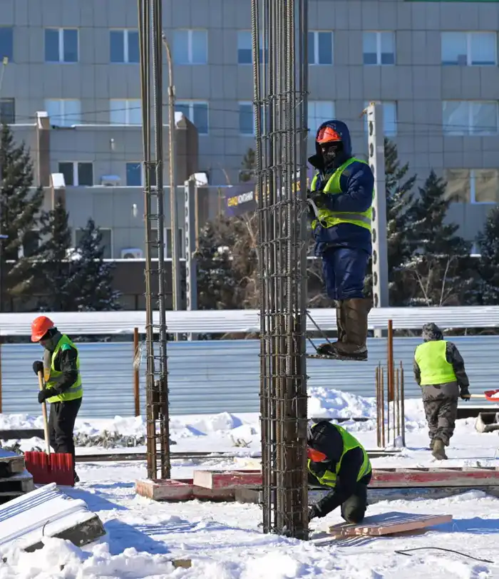 Аким области Асаин Байханов в рамках рабочей поездки посетил ряд инвестиционных объектов региона, ознакомился с ходом строительства гостиницы «Novotel», а также побывал на предприятиях центральной промышленной зоны областного центра (4)