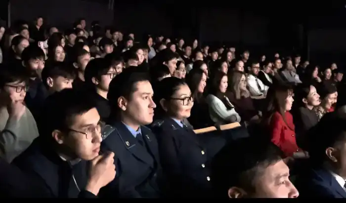 «Закон и порядок»: спектакль о формировании жизненных ориентиров показали столичным подросткам (3)