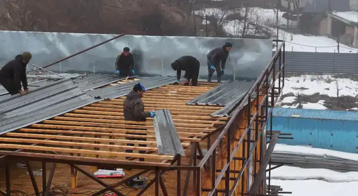 Снос незаконного трехэтажного здания в предгорьях Алматы начался после решения суда {city2}