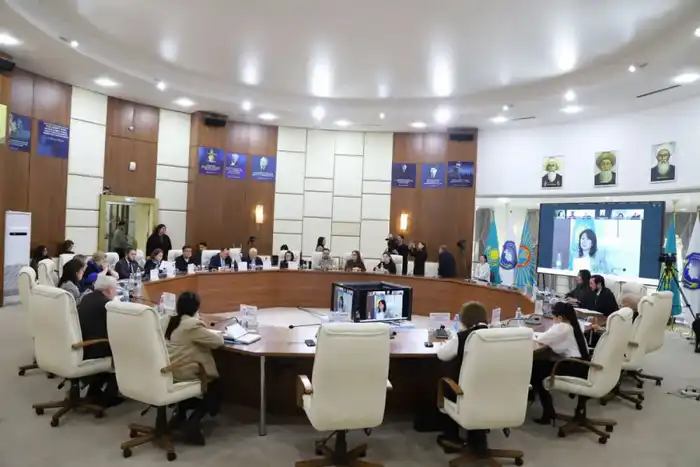 Члены Научно-экспертного совета АНК поддержали проект новой Конституции (3)