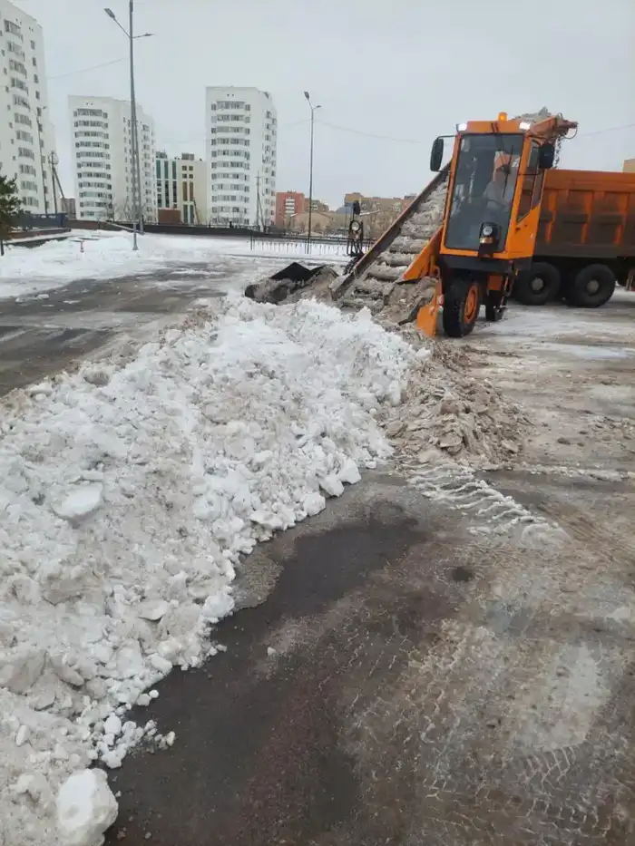 Тысячи дорожных рабочих вышли на уборку снега в Астане (5)