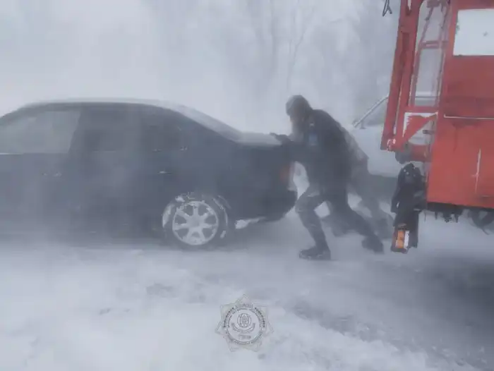 Эвакуация 96 человек и освобождение 18 автомобилей спасателями МЧС Казахстана за неделю из снежных заносов {city2}