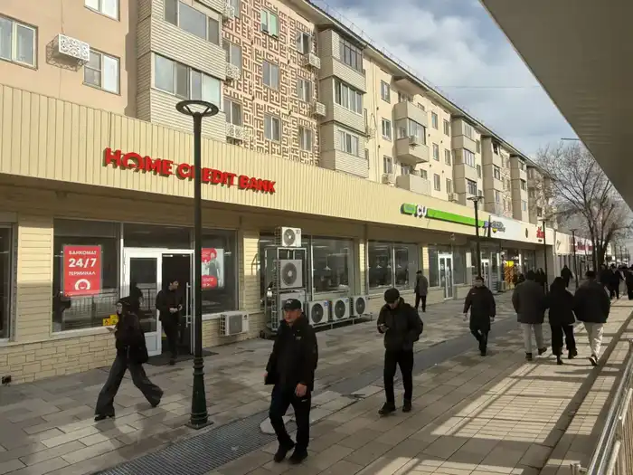 В Жетысуском районе Алматы предприниматели красят улицы в новые цвета {city2}