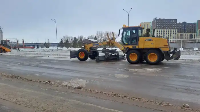 Уборка снега в Астане коммунальными службами с использованием дорожных рабочих и спецтехники {city2}