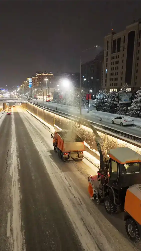Готовность коммунальных служб Алматы к снегопаду: круглосуточные дежурства и mobilизация ресурсов для обеспечения безопасности горожан {city2}