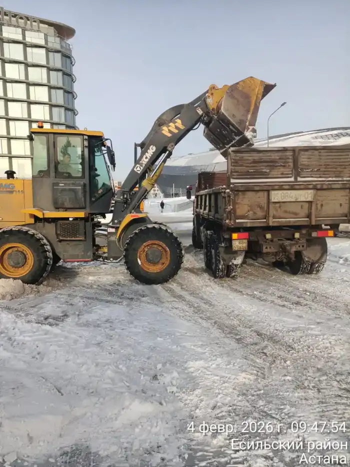 Снег убирают 3 тысячи рабочих в Астане {city2}