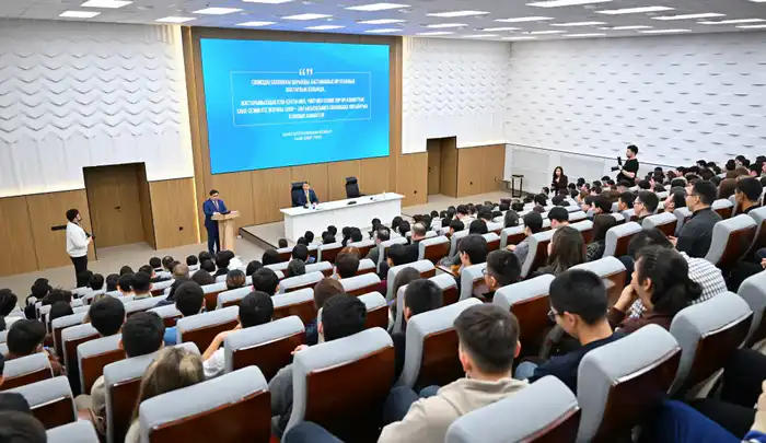 Дархан Жазықбай обсудил с молодежью возможности в государственной службе и подписал Меморандум о сотрудничестве {city2}