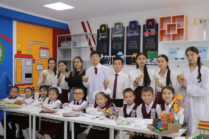 Сбор макулатуры школьниками в Рудном в рамках акции Таза Қазақстан {city2}