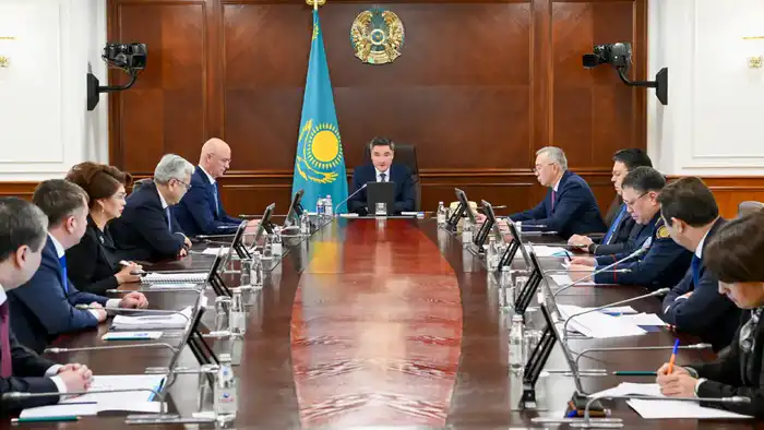 Премьер-министр Олжас Бектенов обсудил меры против дезинформации в контексте новой Конституции {city2}