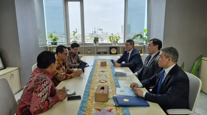 Казахстан и Индонезия обсуждают двусторонние отношения в Джакарте {city2}