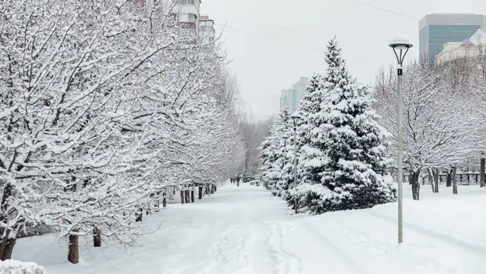 Астана готовится к сильным морозам до -31, Алматы столкнется со снегопадами: возможные последствия для жителей и транспорта {city2}