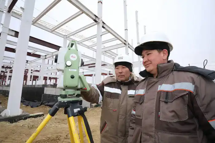 Нурдаулет Килыбай оценивает прогресс строительства международного вокзала в Мунайлинском районе {city2}