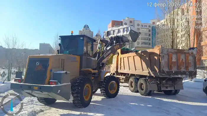 Астана: снег не дремлет, спецтехника в бою! {city2}