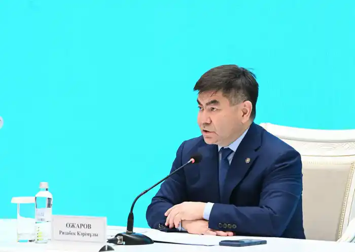 Голоса народа: эксперты обсуждают будущее Конституции в Доме дружбы {city2}