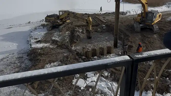 Подготовка к паводку: демонтаж технологической дороги в посёлке Г. Мустафина для предотвращения наводнений {city2}