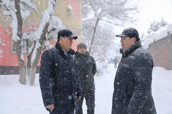 Ербол Карашукеев проинспектировал ход работ по очистке улиц Тараза от снега (3)