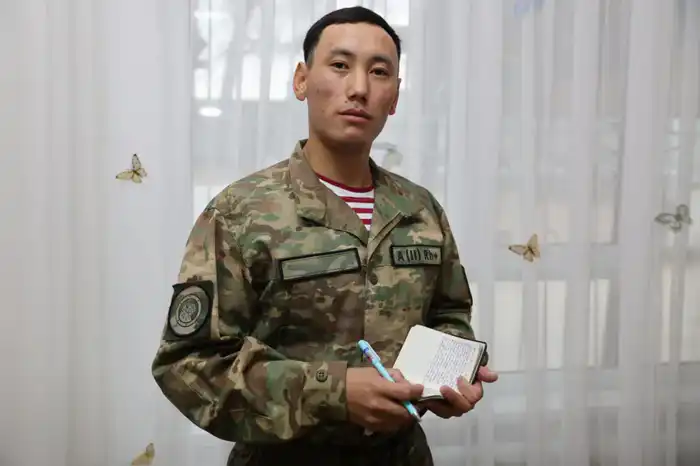 Поэзия как средство патриотического воспитания: военные служащие находят вдохновение в своем опыте {city2}