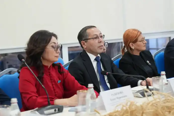 Студенты из 40 колледжей Астаны и Северо-Казахстанской области собрали капли знаний на экочасе о водосбережении «Экономь воду – сохраняй будущее!» {city2}