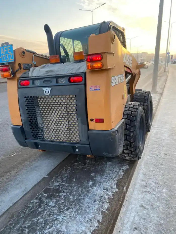 В Астане продолжаются активные снегоуборочные работы с привлечением более тысячи единиц спецтехники {city2}