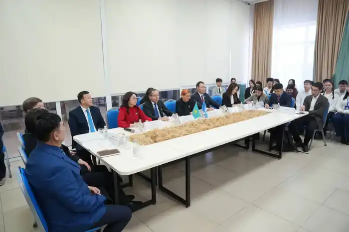 Студенты более 40 колледжей Астаны и Северо-Казахстанской области приняли участие в экочасе на тему водосбережения «Экономь воду – сохраняй будущее!» (5)