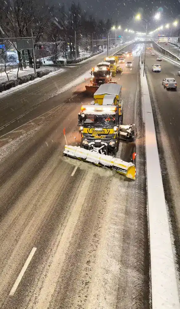 Снегопад в Алматы: коммунальные службы обеспечивают уборку улиц и тротуаров в условиях непогоды {city2}
