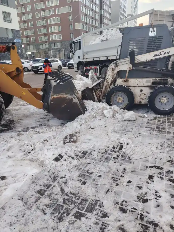 Более тысячи единиц спецтехники задействовано в снегоуборочных работах в Астане (2)