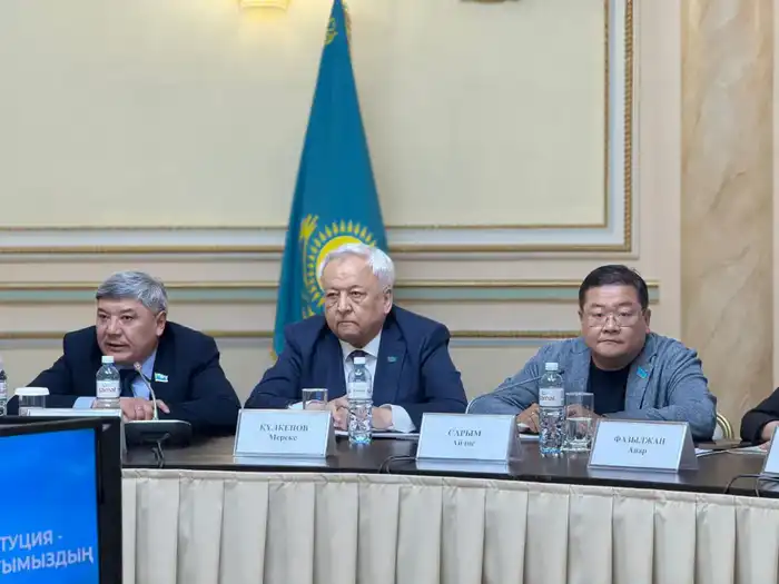 Казахстанские писатели поддерживают реформы в рамках новой Конституции на международной встрече {city2}