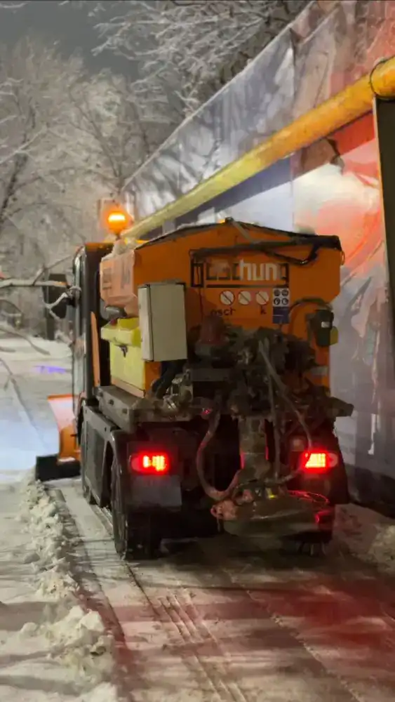 В Алматы работают более 2 тыс. рабочих и 1,3 тыс. единиц спецтехники для уборки снега {city2}