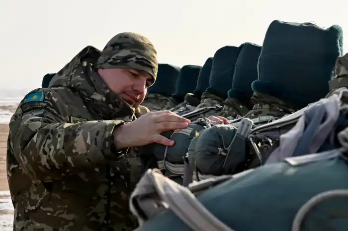 Первые прыжки выполнены: 196 солдат срочной службы десантировались с парашютом (5)