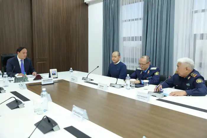 Награждение жителя Тараза за спасение 13-летней девочки {city2}