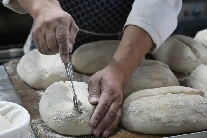 Бизнес с пылу-жару: в Жетісу молодой предприниматель наладил производство ремесленного хлеба (5)