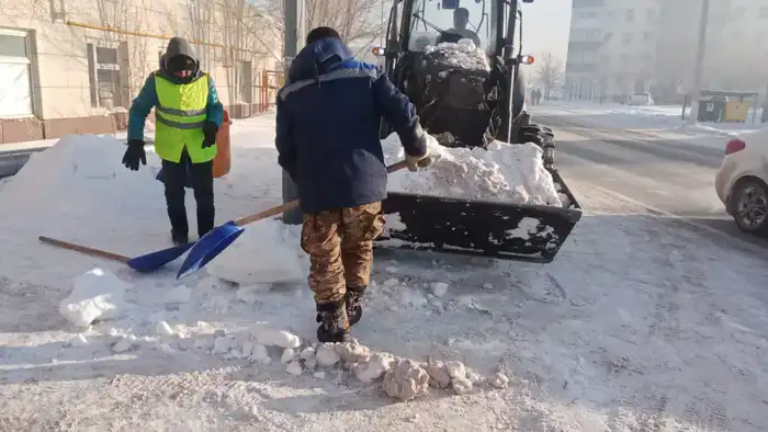 Зимние заботы Астаны: как коммунальные службы справляются с выводом снега в условиях снежного шторма {city2}