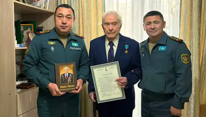 Ветеран войны Иван Гапич отмечает 103-летие, получая признание от военнослужащих Западно-Казахстанской области {city2}